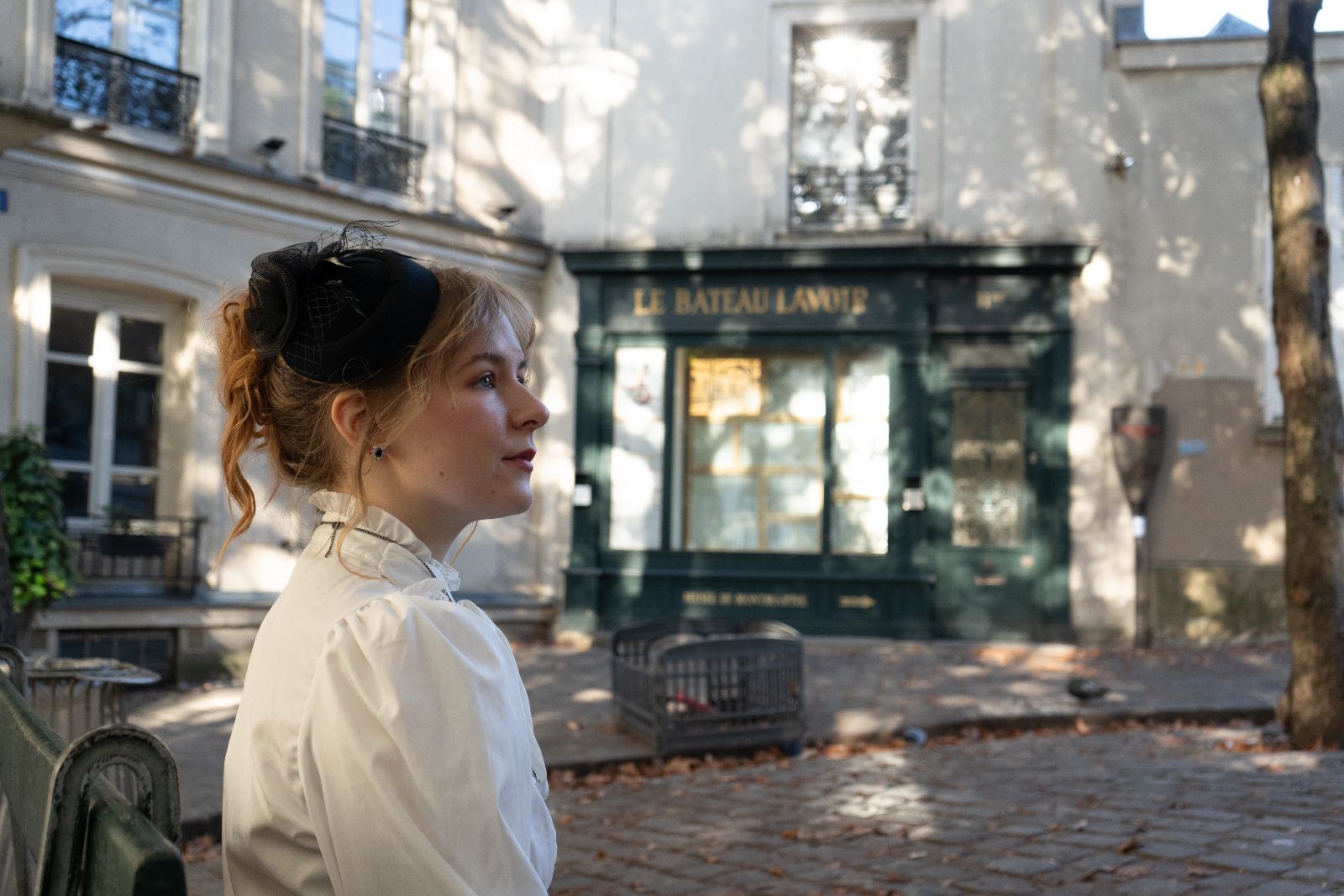 Miss Time Traveler in front of Le Bateau-Lavoir